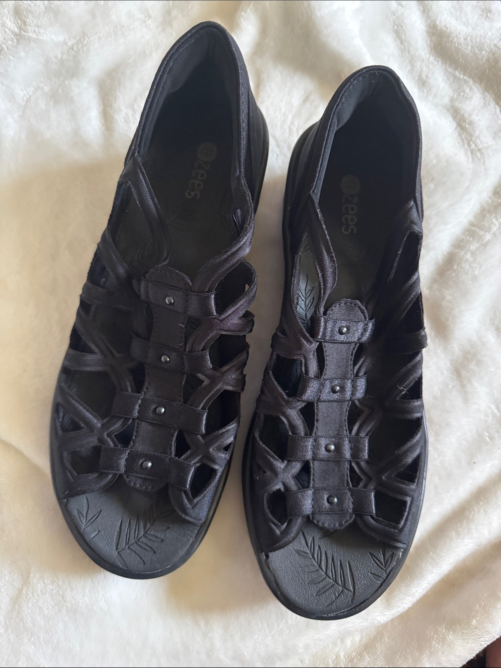Bzees Black Women's Strappy Comfort Sandals